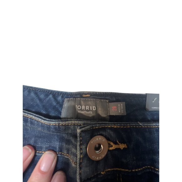 Torrid Womens Denim Frayed Hem Shorts Size 28 Dark Wash Stretchy Comfortable Fit - Picture 3 of 5